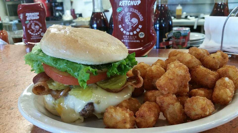 The Wolf At Tenkiller | restaurant | 453579 E 965 Rd, Vian, OK 74962, USA | 9187735093 OR +1 918-773-5093