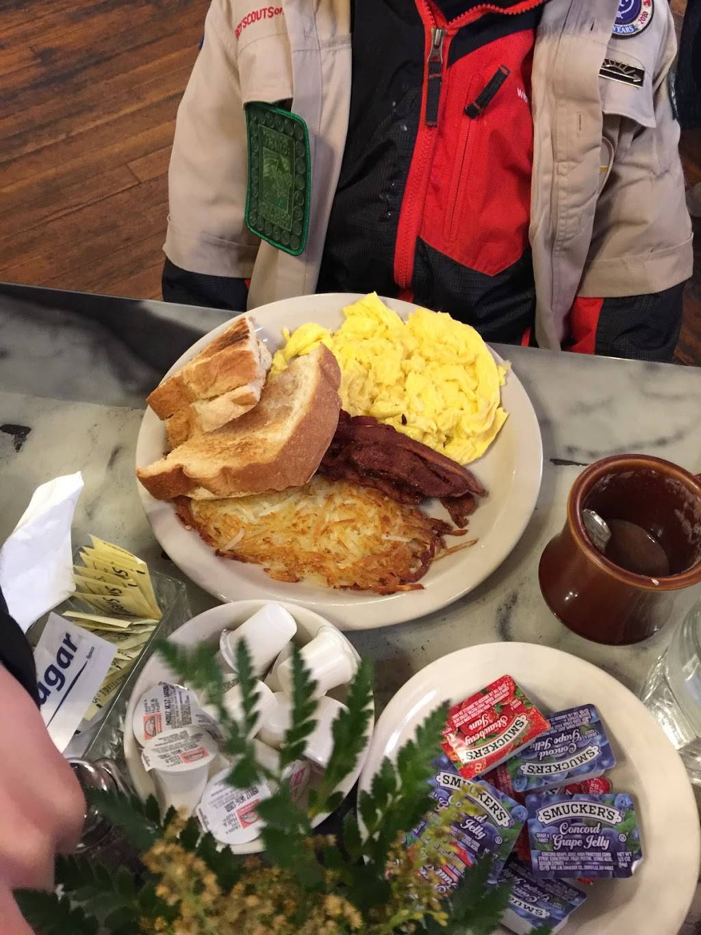 Stellas Cafe & Catering | cafe | 100 N Main St, Stockton, IL 61085, USA | 8159472080 OR +1 815-947-2080