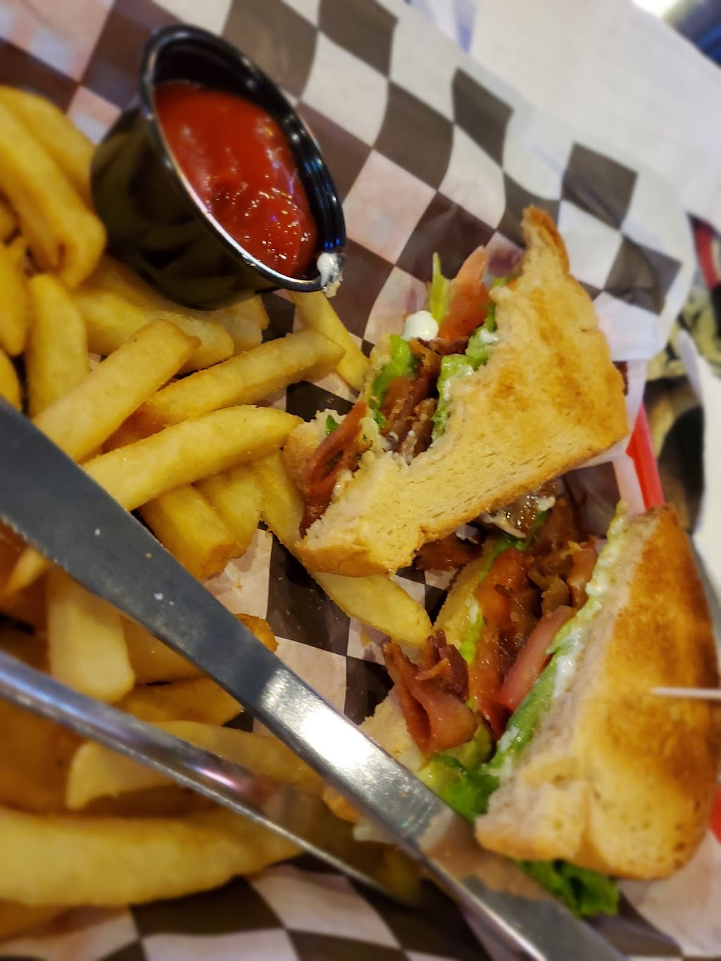 The Locker Sports Bar & Grill | restaurant | 109 N Church St, Brady, TX 76825, USA | 3255972090 OR +1 325-597-2090