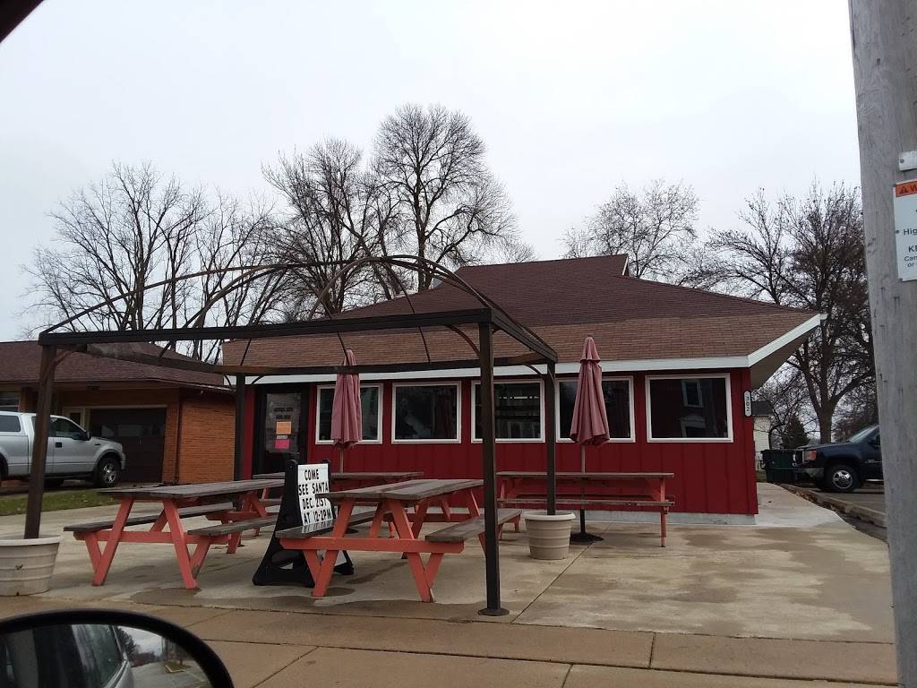 General Lees Dawg Haus | restaurant | 302 N High St, Randolph, WI 53956, USA | 9202533294 OR +1 920-253-3294