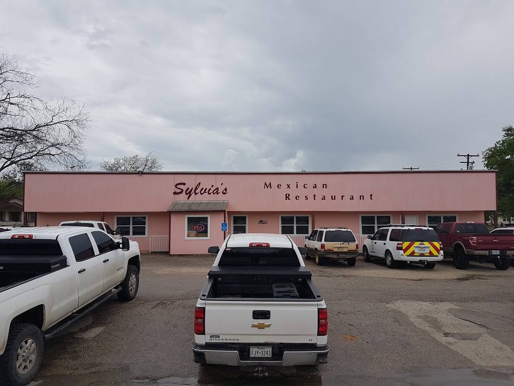 Sylvias Mexican Restaurant | restaurant | 617 TX-123, Stockdale, TX 78160, USA | 8309963233 OR +1 830-996-3233