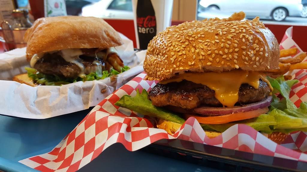 Phyllis Giant Burgers | restaurant | 8 E Blithedale Ave, Mill Valley, CA 94941, USA | 4153816010 OR +1 415-381-6010