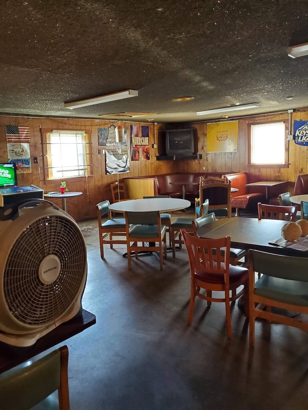 Hurricane Sherrys Bar | restaurant | 625 S Main St, Wellsville, KS 66092, USA | 7852421918 OR +1 785-242-1918