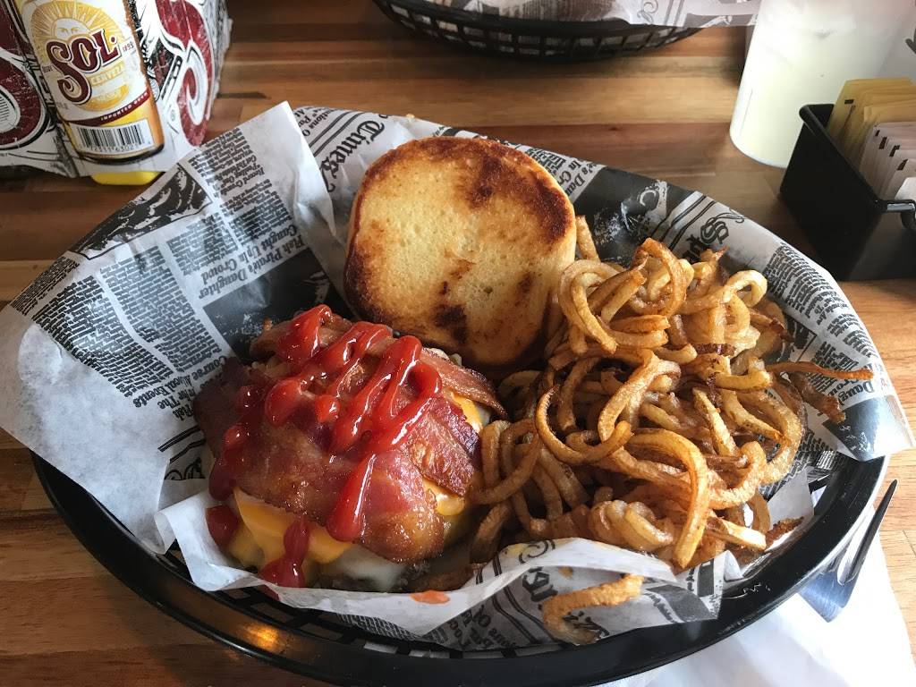 Sparkys Place | restaurant | 1001 Broad St, Conneaut, OH 44030, USA | 4402656061 OR +1 440-265-6061