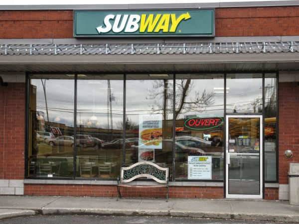 Subway | restaurant | 3772 Boulevard Saint-Charles, Kirkland, QC H9H 3C3, Canada | 5146930235 OR +1 514-693-0235