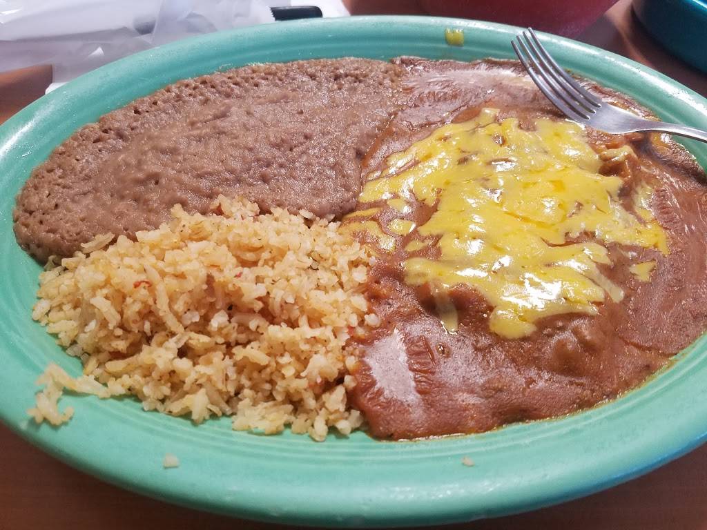 Sylvias Mexican Restaurant | restaurant | 617 TX-123, Stockdale, TX 78160, USA | 8309963233 OR +1 830-996-3233