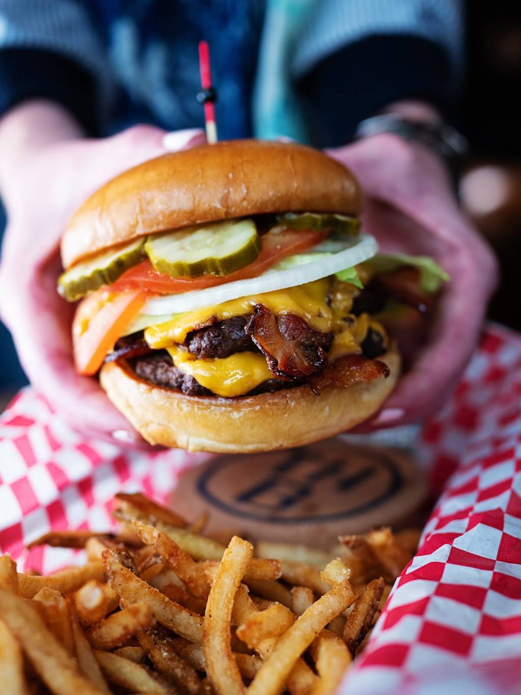 TapHouse Burgers | restaurant | 24 S Indiana St, Greencastle, IN 46135, USA | 7653019326 OR +1 765-301-9326