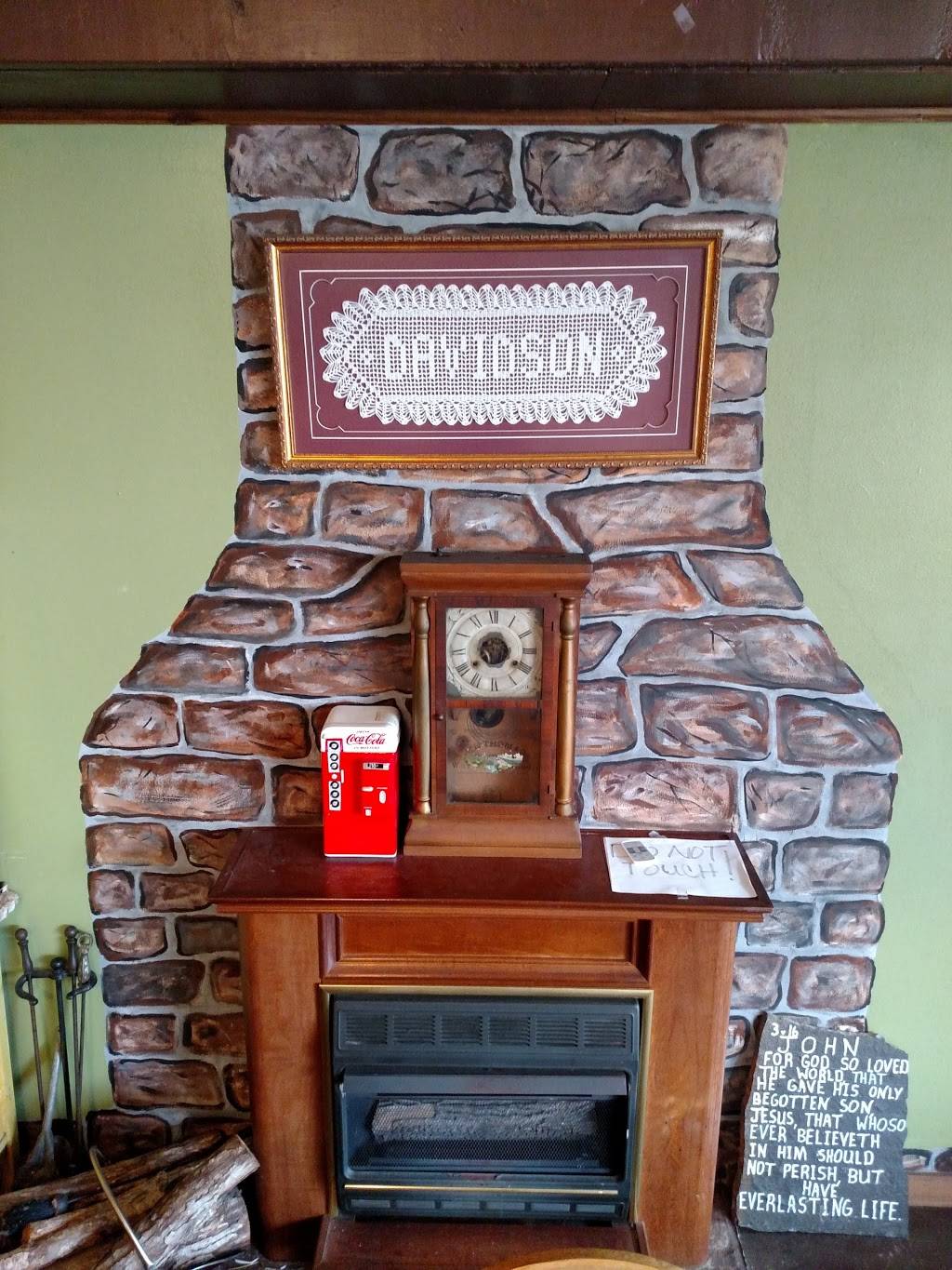 Dixie Cafe | restaurant | 31 Courthouse Square, Byrdstown, TN 38549, USA | 9318646535 OR +1 931-864-6535