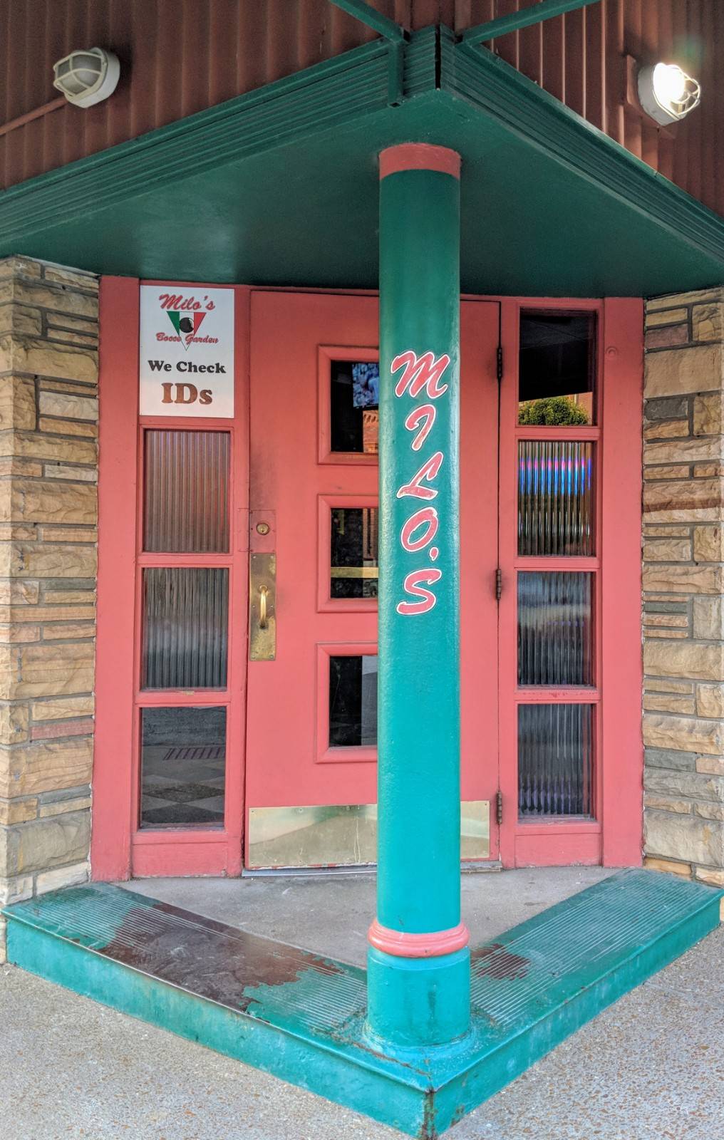 Milos Tavern | restaurant | 5201 Wilson Ave, St. Louis, MO 63110, USA | 3147760468 OR +1 314-776-0468