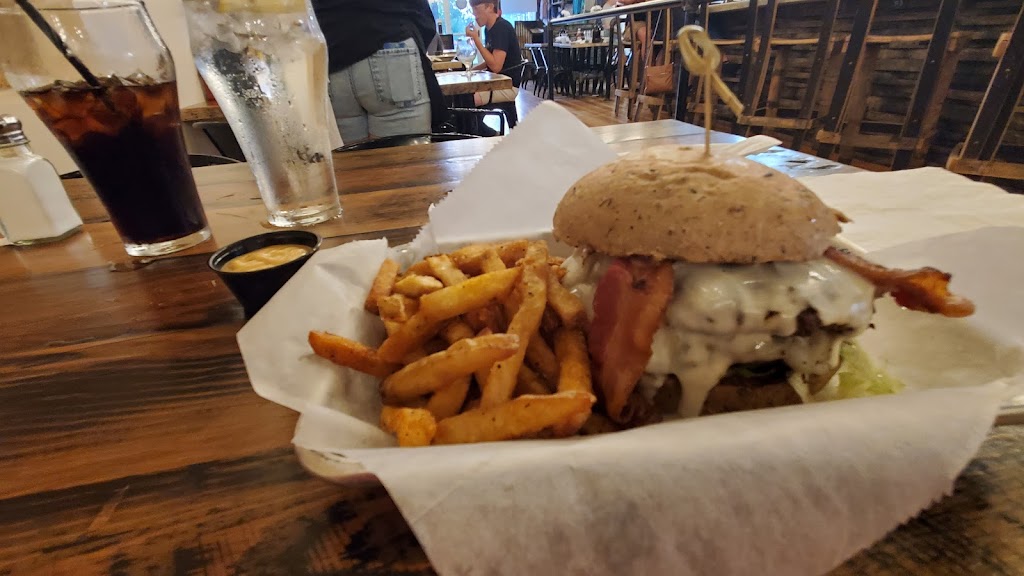 Klooz Brewz | restaurant | 125 N Meridian St, Lebanon, IN 46052, USA | 7654848282 OR +1 765-484-8282