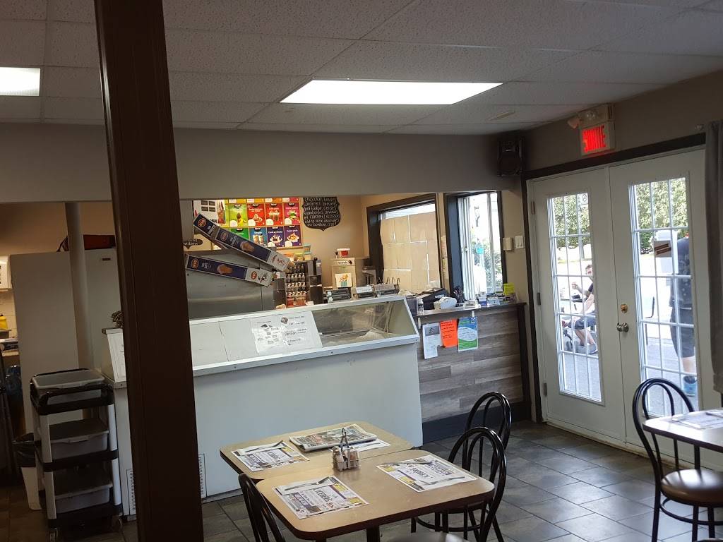 Restaurant LIceberg | restaurant | 51 Rue de lÉglise N, Lacolle, QC J0J 1J0, Canada | 4502468790 OR +1 450-246-8790