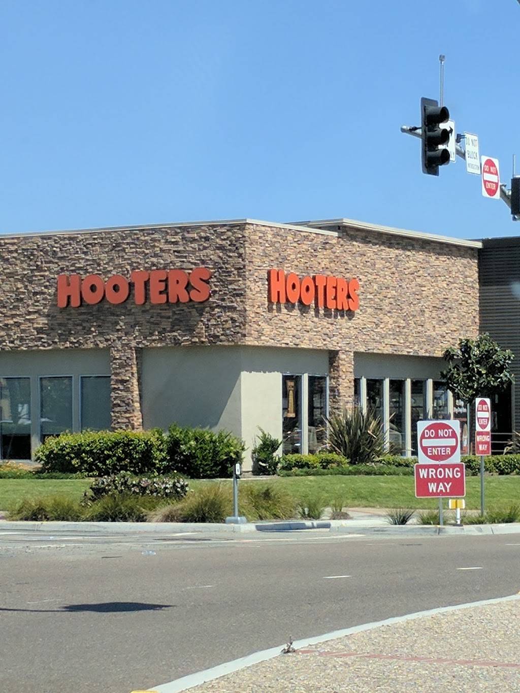 Hooters | restaurant | 775 Center Dr, San Marcos, CA 92069, USA | 8584516000 OR +1 858-451-6000
