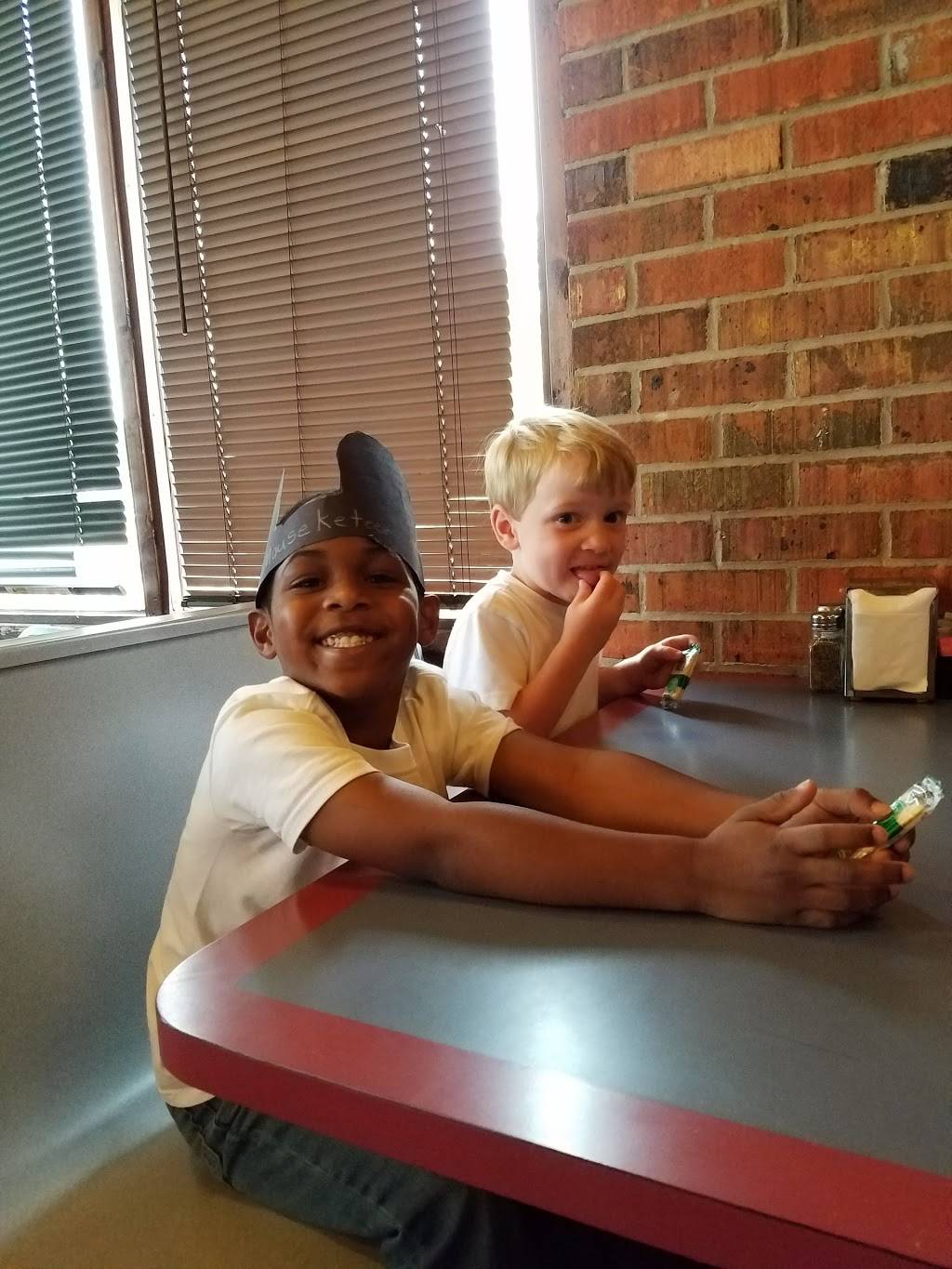 Finneys Sandwich Shop | meal takeaway | 1009 Main St, Tupelo, MS 38801, USA | 6628421746 OR +1 662-842-1746