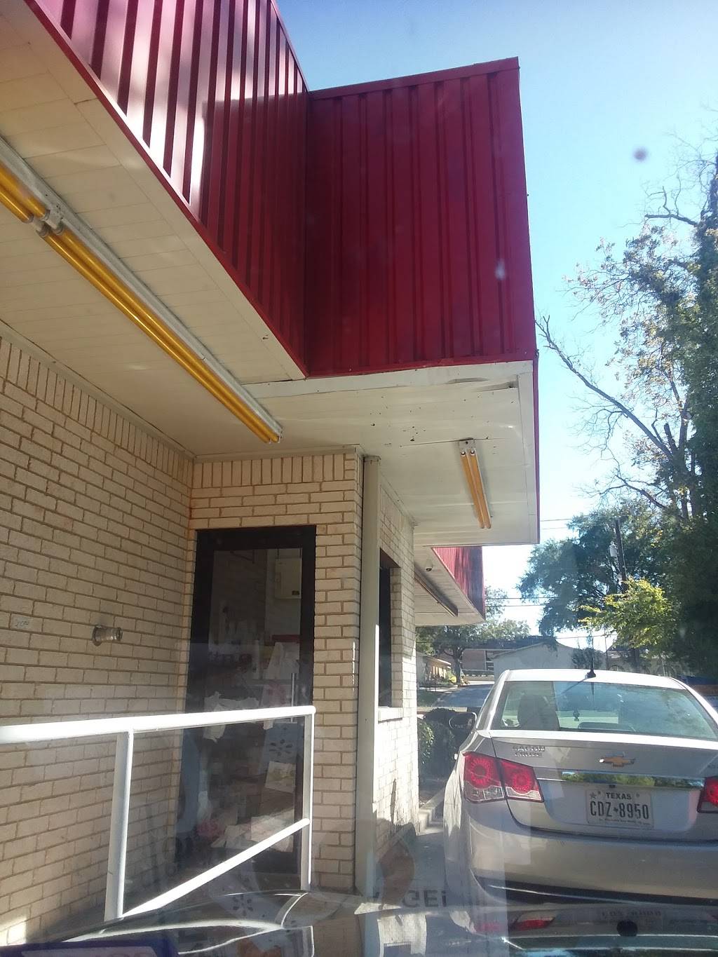 Julios Market Chicken & Fish | restaurant | 803 E Tyler St, Athens, TX 75751, USA | 9036771601 OR +1 903-677-1601