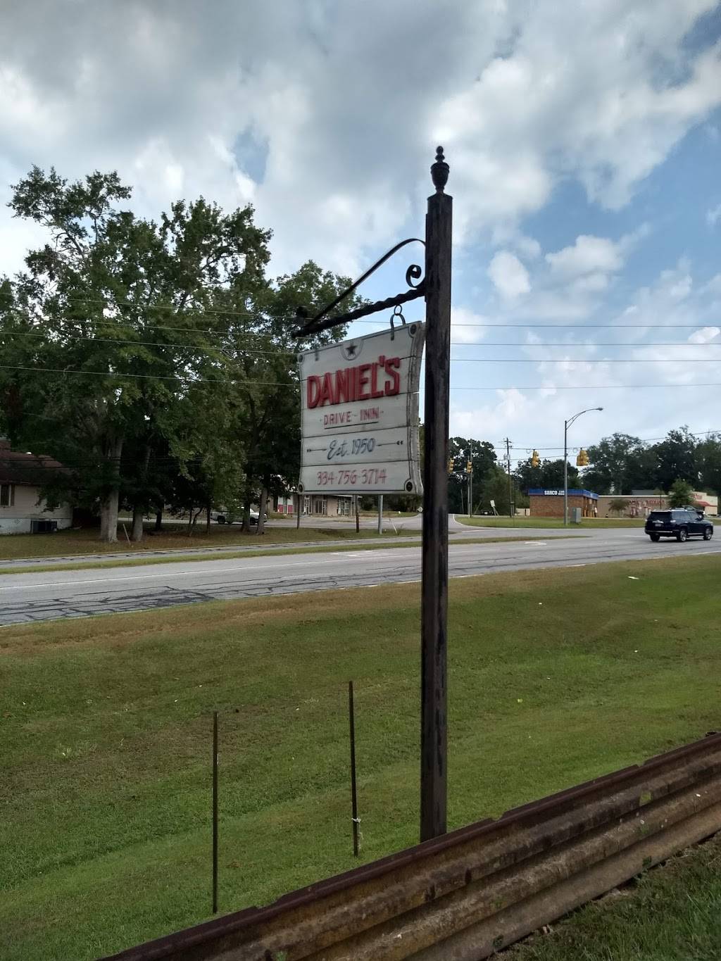 Daniels Drive Inn | meal takeaway | 210 US-29, Valley, AL 36854, USA | 3347563714 OR +1 334-756-3714