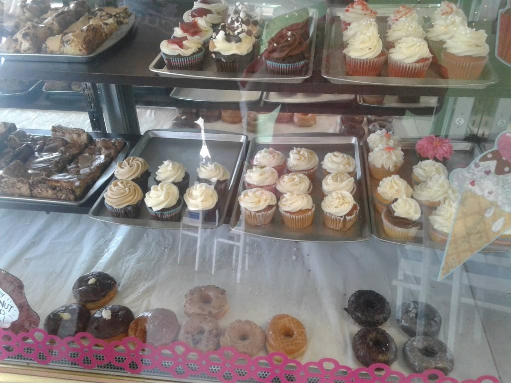 Savvy Cakes and Legendary Sandwiches | bakery | 335 Jefferson St, Statham, GA 30666, USA | 6787267046 OR +1 678-726-7046