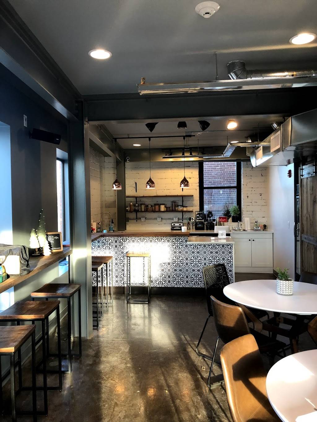 The Maca Root Juice Bar & Eatery | restaurant | 305 E Water St, Sandusky, OH 44870, USA | 4193579286 OR +1 419-357-9286
