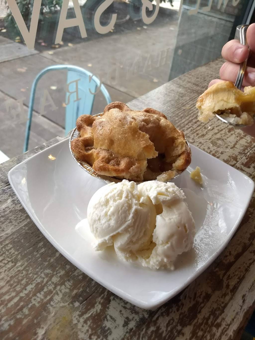 A la Mode Pies | bakery | 4225 SW Alaska St, Seattle, WA 98116, USA | 2064564343 OR +1 206-456-4343