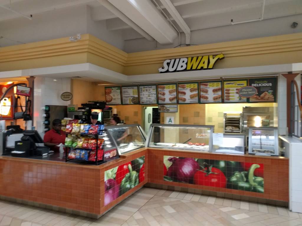 Subway Restaurant 5000 Shelbyville Rd, Louisville, KY 40207, USA