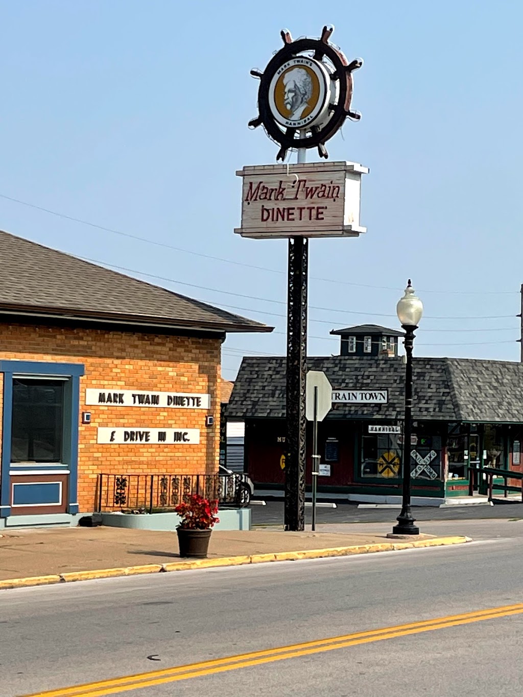 Mark Twain Dinette: Maid-Rite Restaurant and Diner | restaurant | 400 North Third Street Mark Twain Dinette & Drive-In, Hannibal, MO 63401, USA | 5732215300 OR +1 573-221-5300