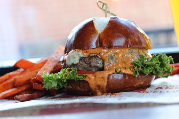 Bagger Daves - Fort Wayne | restaurant | 2886 E Dupont Rd, Fort Wayne, IN 46825, USA | 2604982082 OR +1 260-498-2082