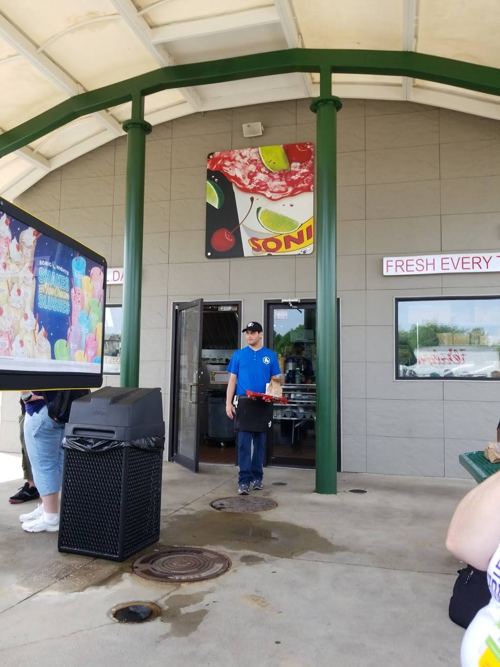 Sonic Drive-In | restaurant | 1321 West, M.L.K. Jr Blvd, Fayetteville, AR 72701, USA | 4794447858 OR +1 479-444-7858