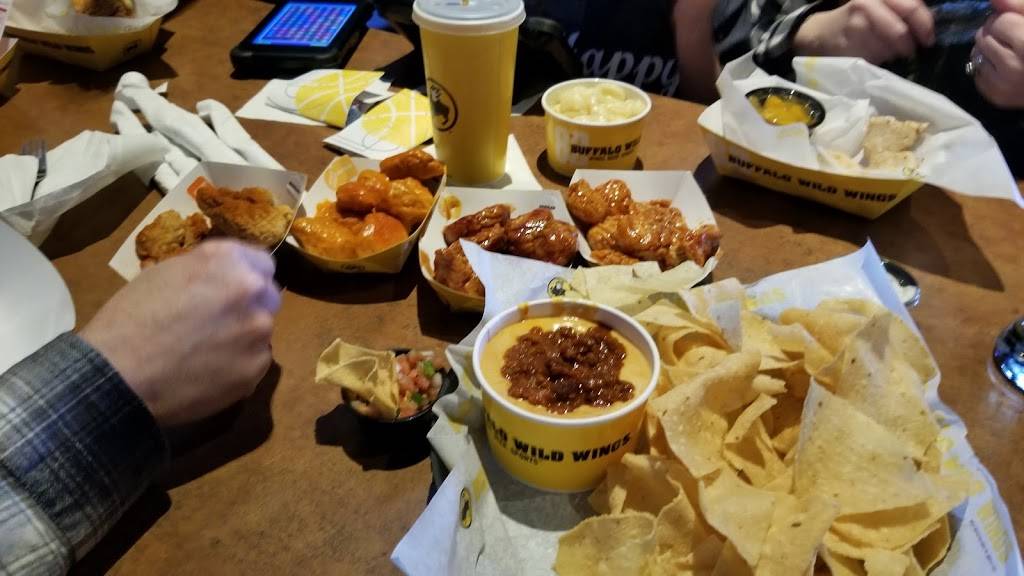 Buffalo Wild Wings | meal takeaway | 13655 Eureka Rd, Southgate, MI 48195, USA | 7342812999 OR +1 734-281-2999