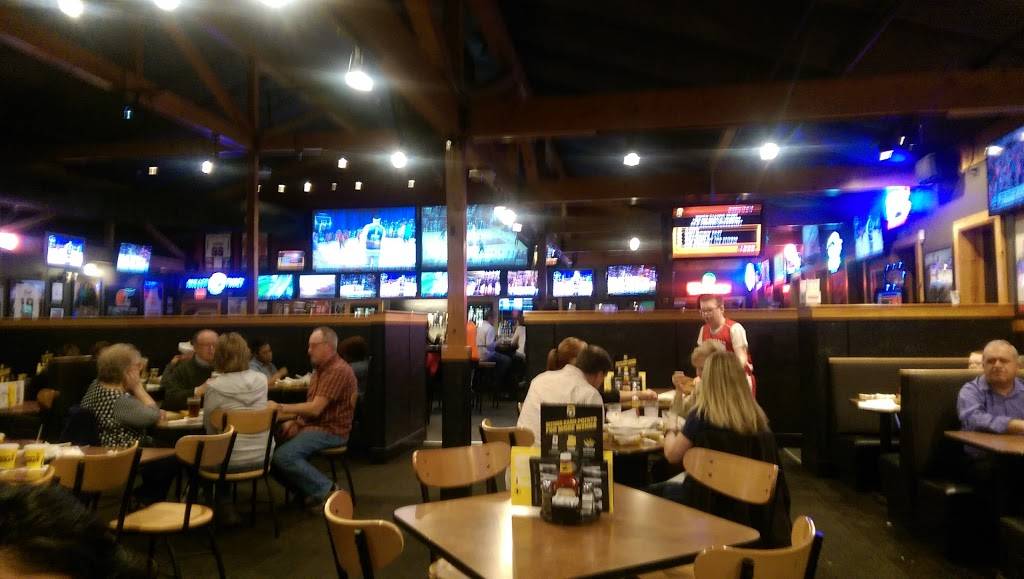 Buffalo Wild Wings | restaurant | 8465 Pearl Rd, Strongsville, OH 44136, USA | 4402439464 OR +1 440-243-9464