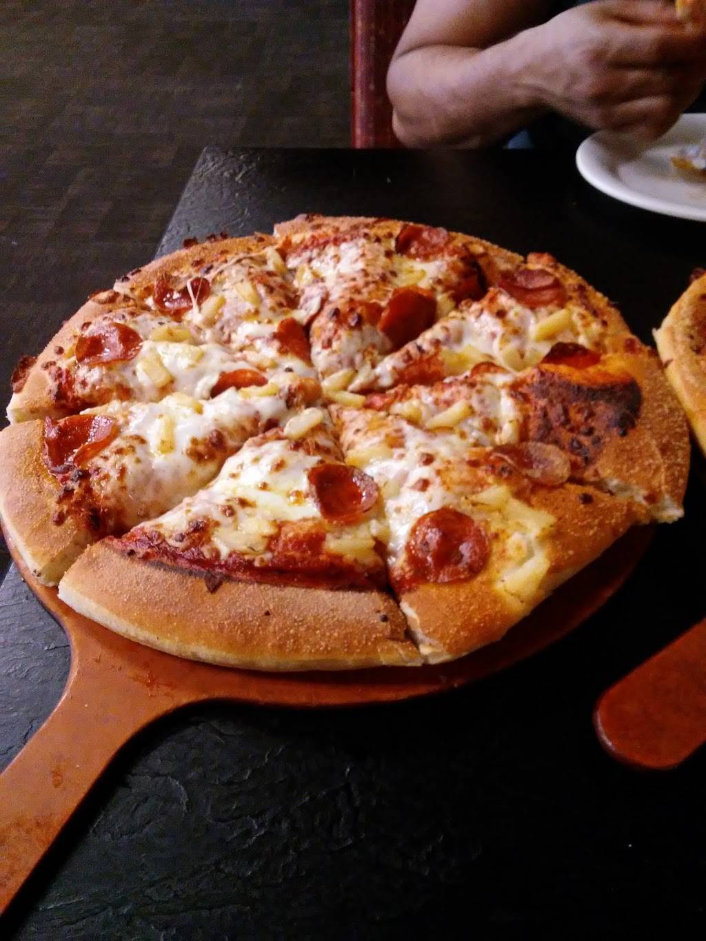 Pizza Hut Meal takeaway 4708 Planz Rd, Bakersfield, CA 93309, USA