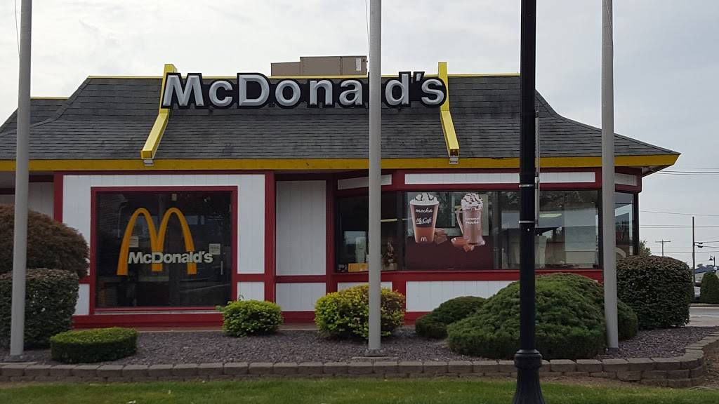 McDonalds | cafe | 11 W Jackson St, Sullivan, IL 61951, USA | 2177282341 OR +1 217-728-2341