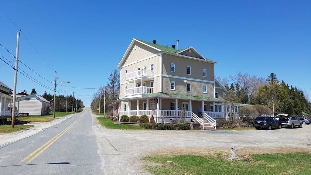 Auberge Mi-Chemin | restaurant | 32 Rue de Broughton Station, Saint-Pierre-de-Broughton, QC G0N 1T0, Canada | 4184272267 OR +1 418-427-2267