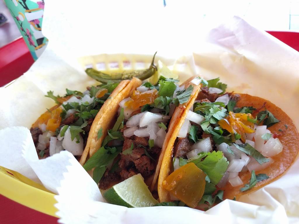 Antojitos Mexicanos La Placita - Restaurant | 401 N Dixie Hwy, Lake