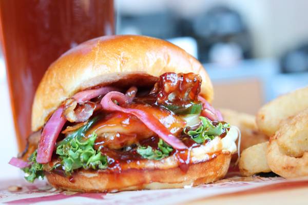 Bagger Daves - Fort Wayne | restaurant | 2886 E Dupont Rd, Fort Wayne, IN 46825, USA | 2604982082 OR +1 260-498-2082