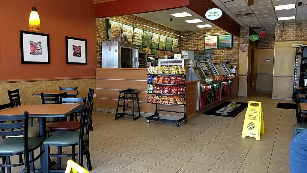 Subway Restaurants | 2331 S Randall Rd, Carpentersville, IL 60110, USA