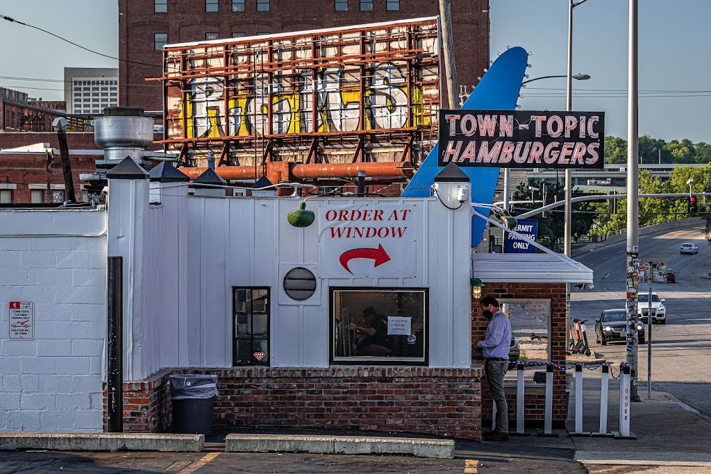 Town Topic Hamburgers Broadway | restaurant | 2021 Broadway Blvd, Kansas City, MO 64108, USA | 8168422298 OR +1 816-842-2298