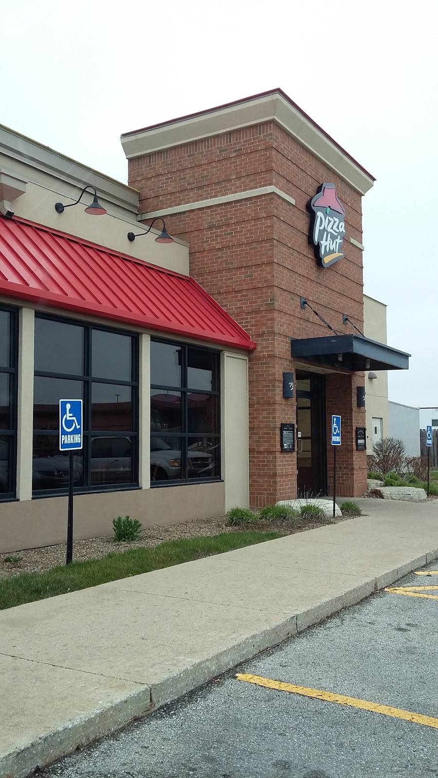 Pizza Hut | meal takeaway | 1410 N Roosevelt Ave, Burlington, IA 52601, USA | 3197532251 OR +1 319-753-2251