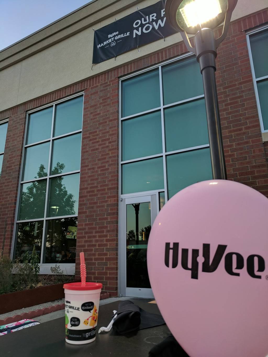 HyVee Market Grille Restaurant 1403 N Veterans Pkwy, Bloomington, IL 61704, USA