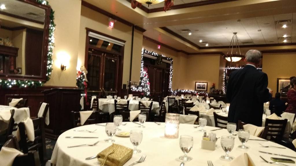 Maggianos Little Italy | restaurant | 7401 S Clinton St, Englewood, CO 80112, USA | 3038581405 OR +1 303-858-1405