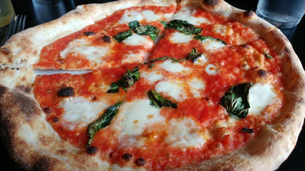 Tarry Lodge Pizza | restaurant | 30 Charles St, Westport, CT 06880, USA | 2035711038 OR +1 203-571-1038