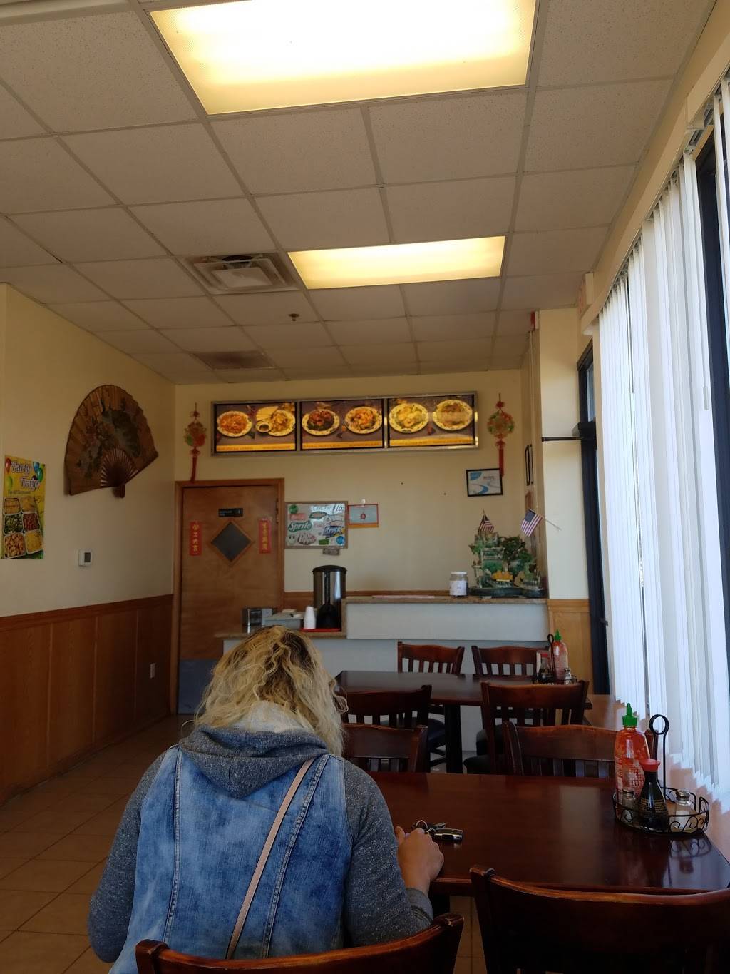 Dragon City | restaurant | 98 E Geneva Square, Lake Geneva, WI 53147, USA | 2622498867 OR +1 262-249-8867