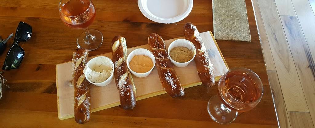 Hundley Cellars | restaurant | 6451 OH-307, Geneva, OH 44041, USA | 4403613088 OR +1 440-361-3088