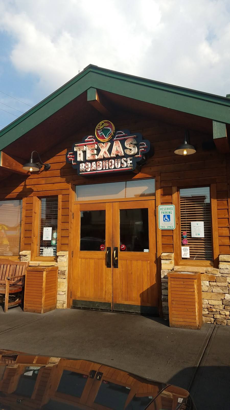 Texas Roadhouse | restaurant | 3786 Parkway, Pigeon Forge, TN 37863, USA | 8652861543 OR +1 865-286-1543