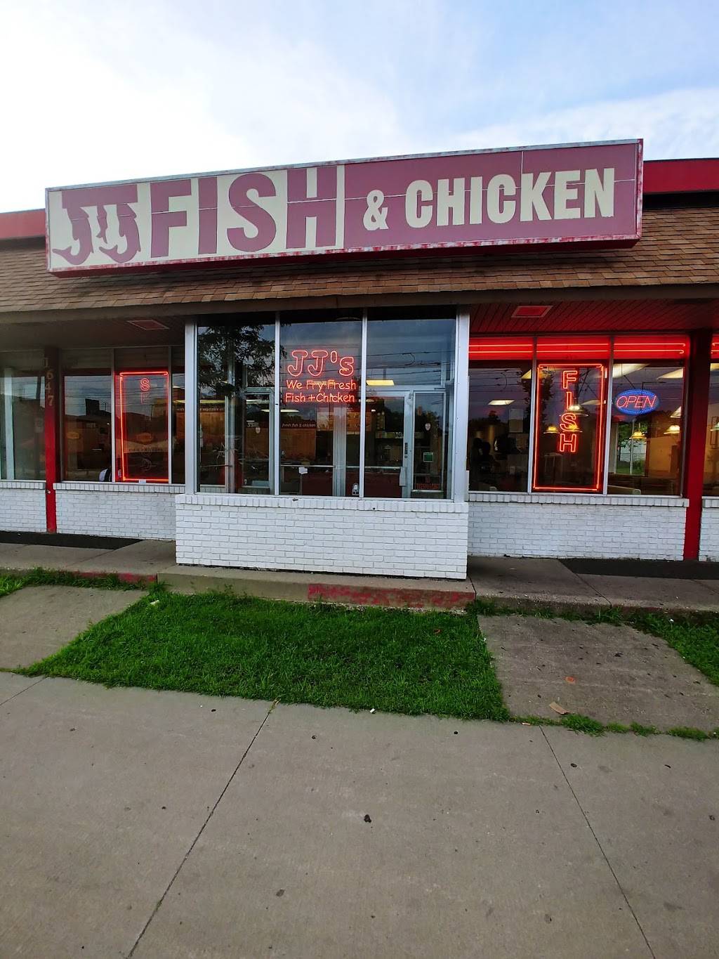 J J Fish & Chicken - Restaurant | 1647 University Ave W ...