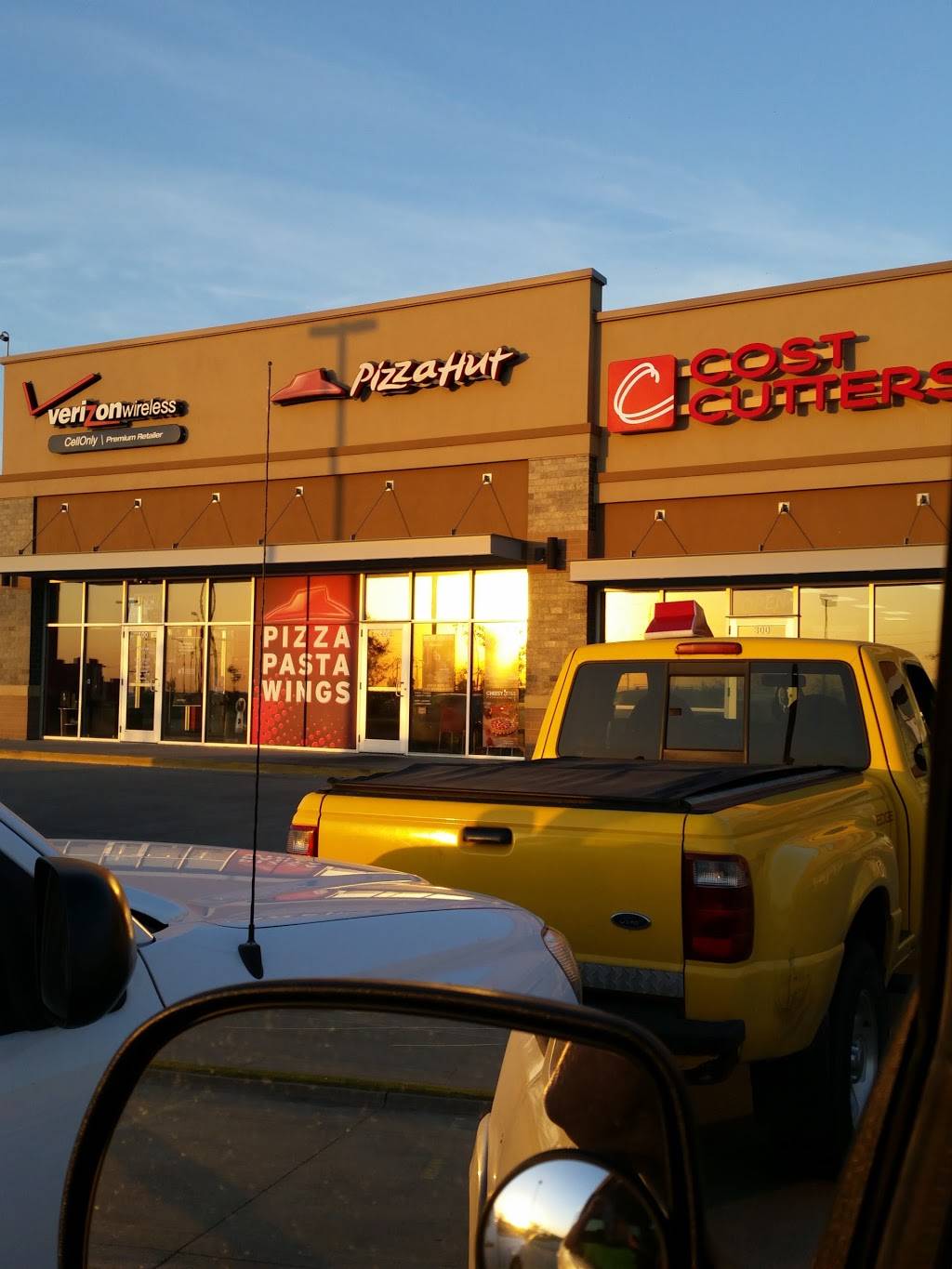 Pizza Hut | meal takeaway | 250 SE Destination Dr #200, Grimes, IA 50111, USA | 5159867171 OR +1 515-986-7171