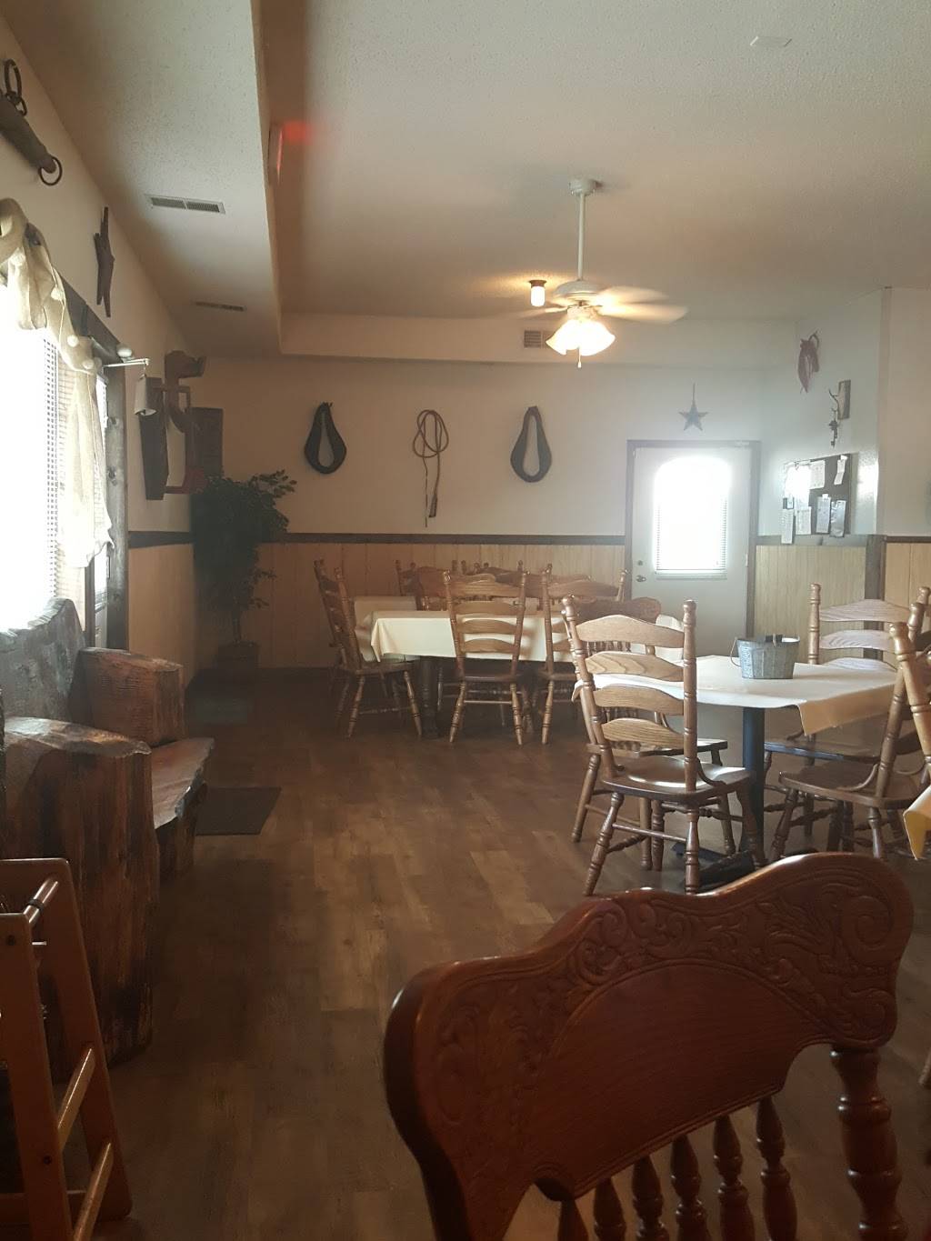 Angelas Food & Spirits | restaurant | 120 N Walnut St, Arthur, IL 61911, USA | 2175434059 OR +1 217-543-4059