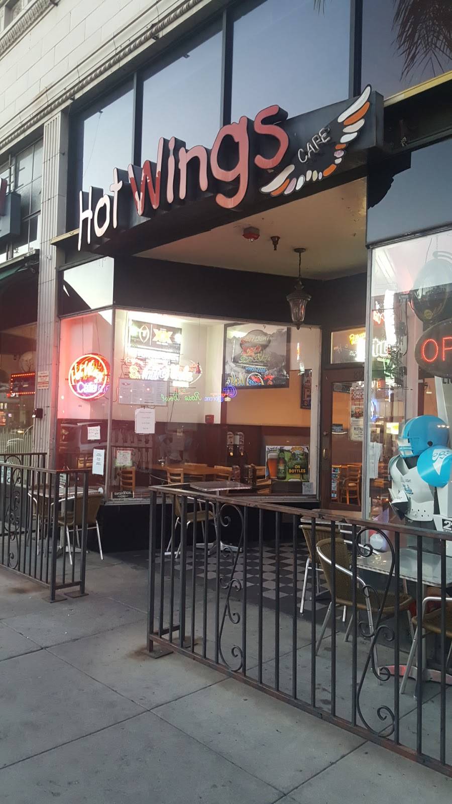 Hot Wings Cafe 89 E Colorado Blvd, Pasadena, CA 91105, USA