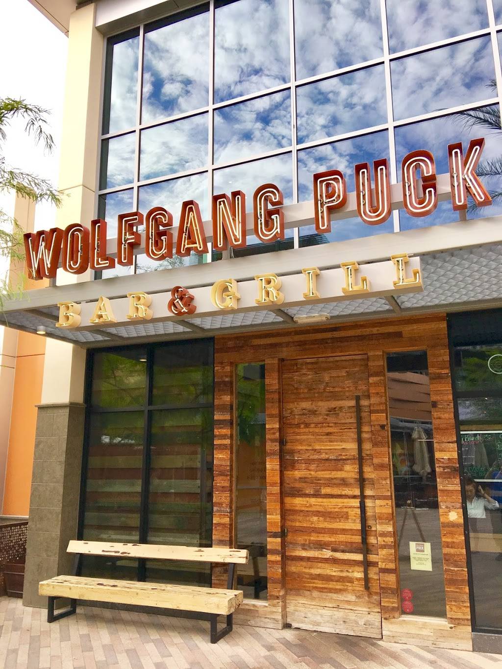 Wolfgang Puck Bar & Grill | restaurant | 10955 Oval Park Dr, Las Vegas, NV 89135, USA | 7022026300 OR +1 702-202-6300