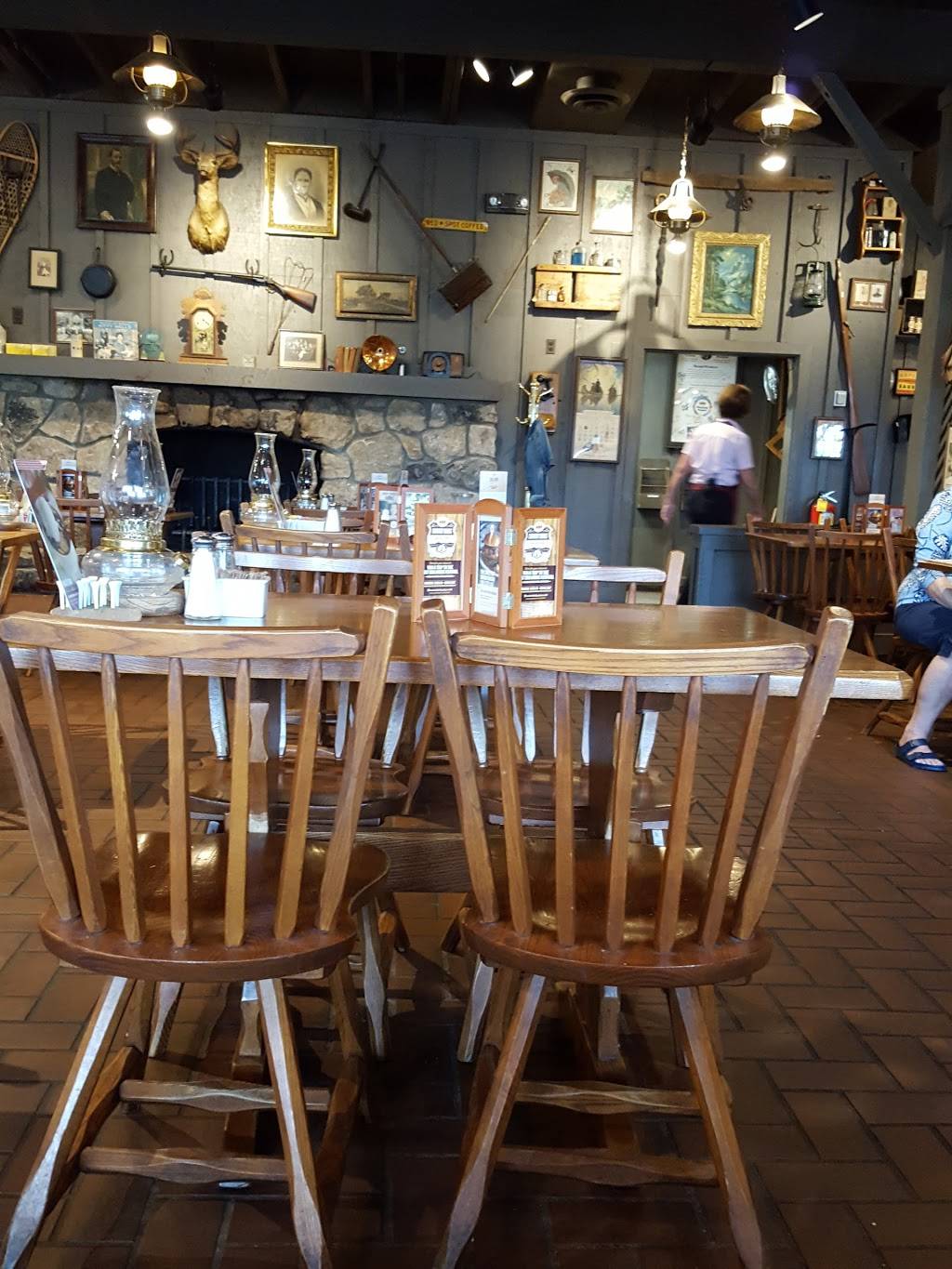 Cracker Barrel Old Country Store | restaurant | 404 Kentucky Dr, Kokomo, IN 46902, USA | 7654533075 OR +1 765-453-3075