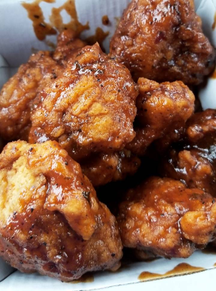 Buffalo Wild Wings | restaurant | 8465 Pearl Rd, Strongsville, OH 44136, USA | 4402439464 OR +1 440-243-9464