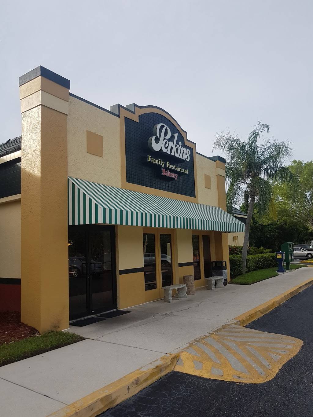 Perkins Restaurant & Bakery | restaurant | 4335 Tamiami Trail E, Naples, FL 34112, USA | 2397758200 OR +1 239-775-8200